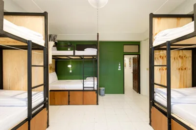 Lit dans un dortoir féminin de 6 lits — The Neighbors Hostel