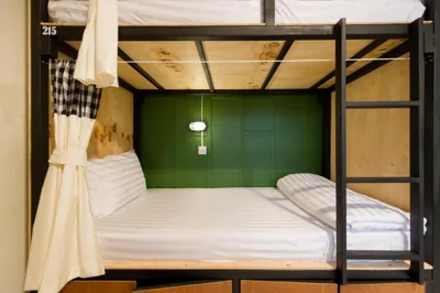 Lit dans un dortoir mixte de 8 lits — The Neighbors Hostel